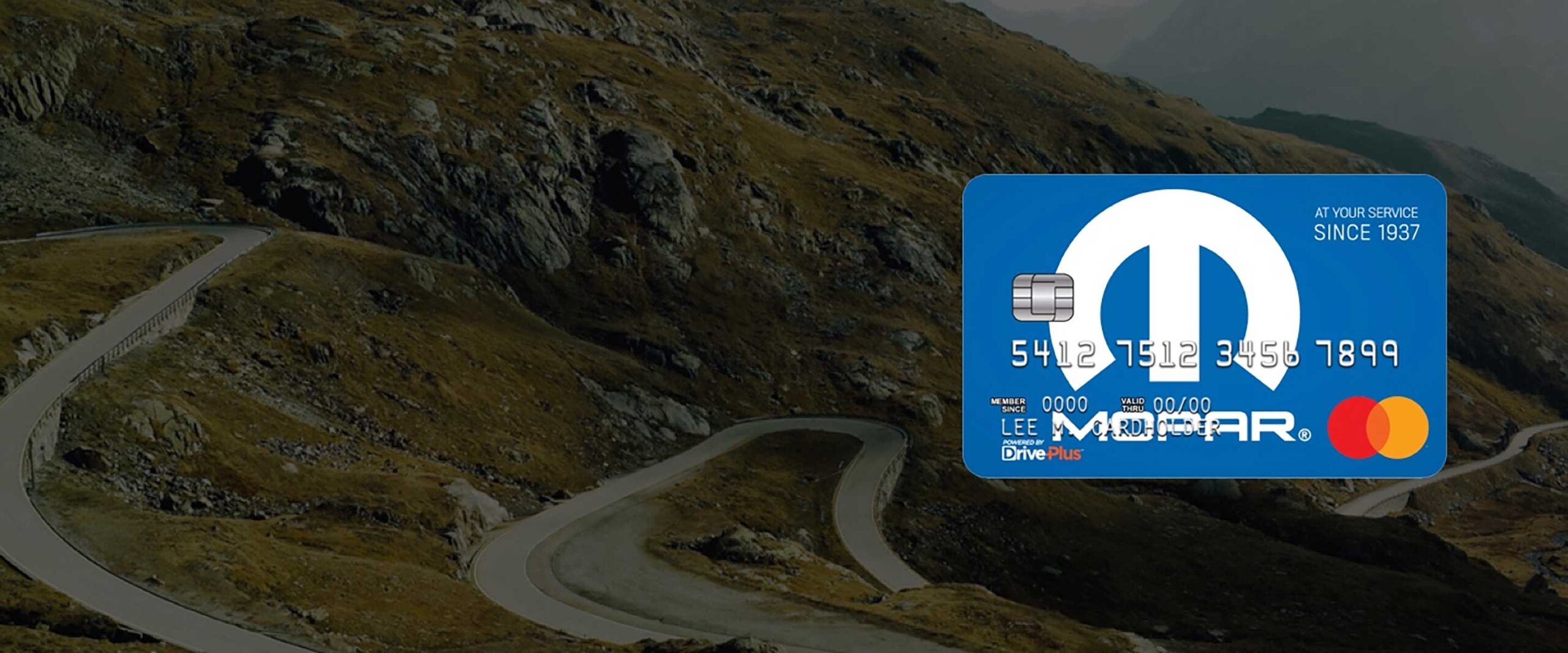 Mastercard con la marca Mopar superpuesta a una vista de una sinuosa carretera de montaña.