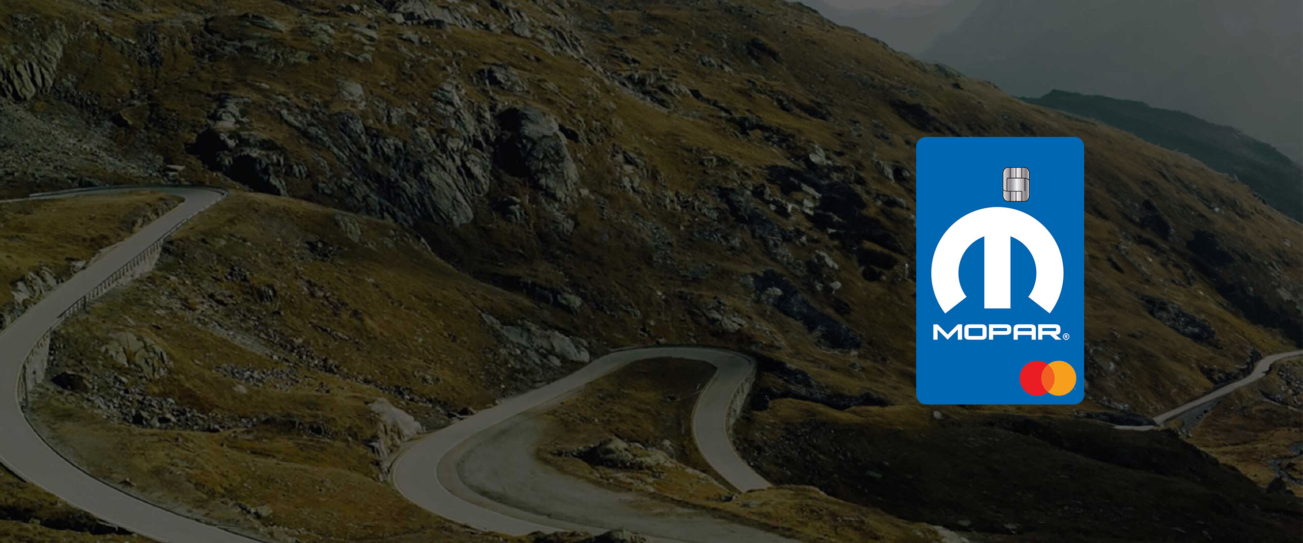 Mastercard con la marca Mopar superpuesta a una vista de una sinuosa carretera de montaña.