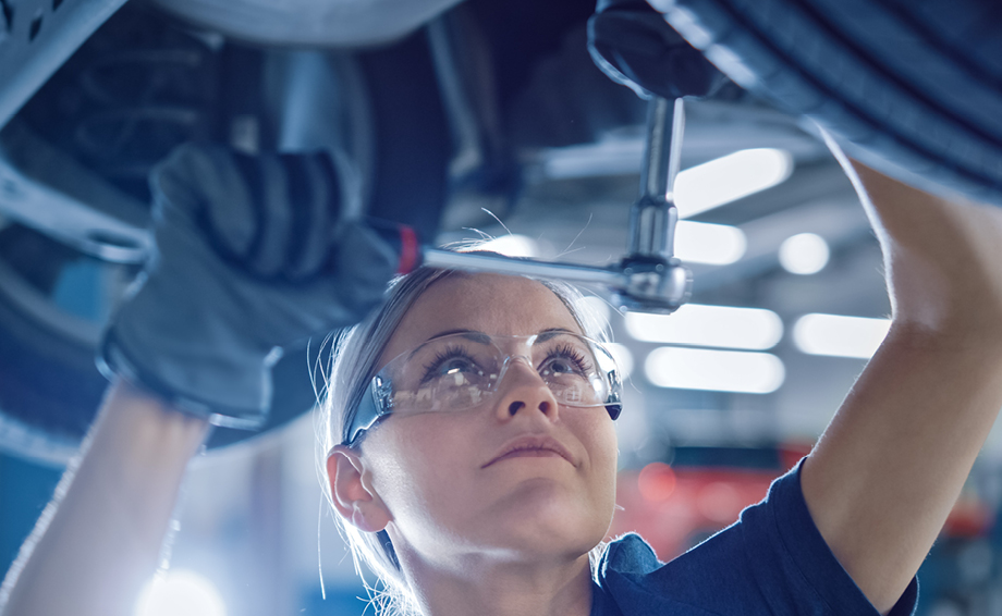 Mujer haciendo trabajo mecanico a un automovil. Concesionarios Mopar.