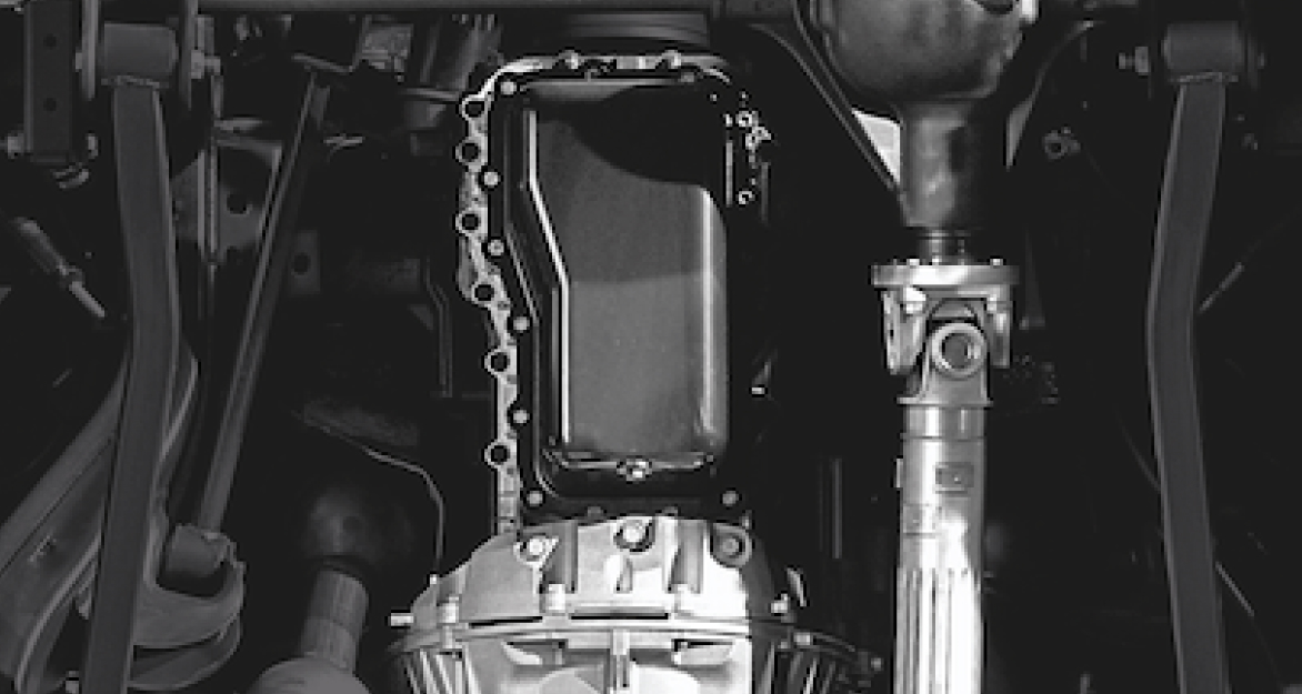 Hombre sosteniendo un filtro de aceite para motor Mopar a punto de instalarlo en una camioneta Ram