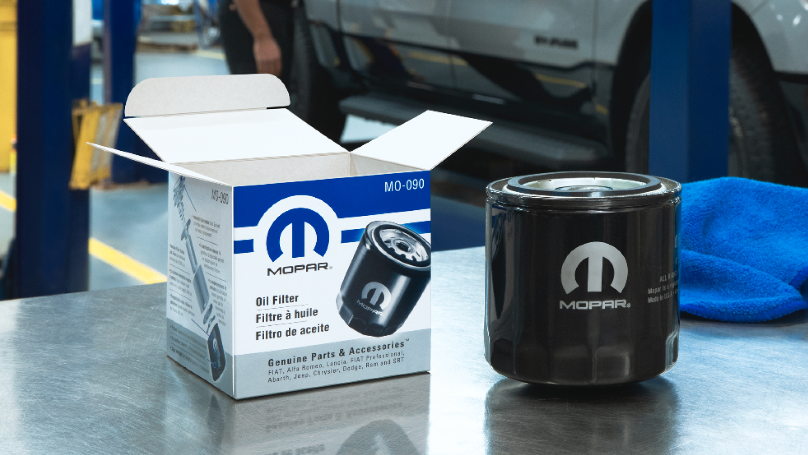 Aceite del motor Mopar MaxPro 5W-30 en contenedores de 5 litros y 1 cuarto