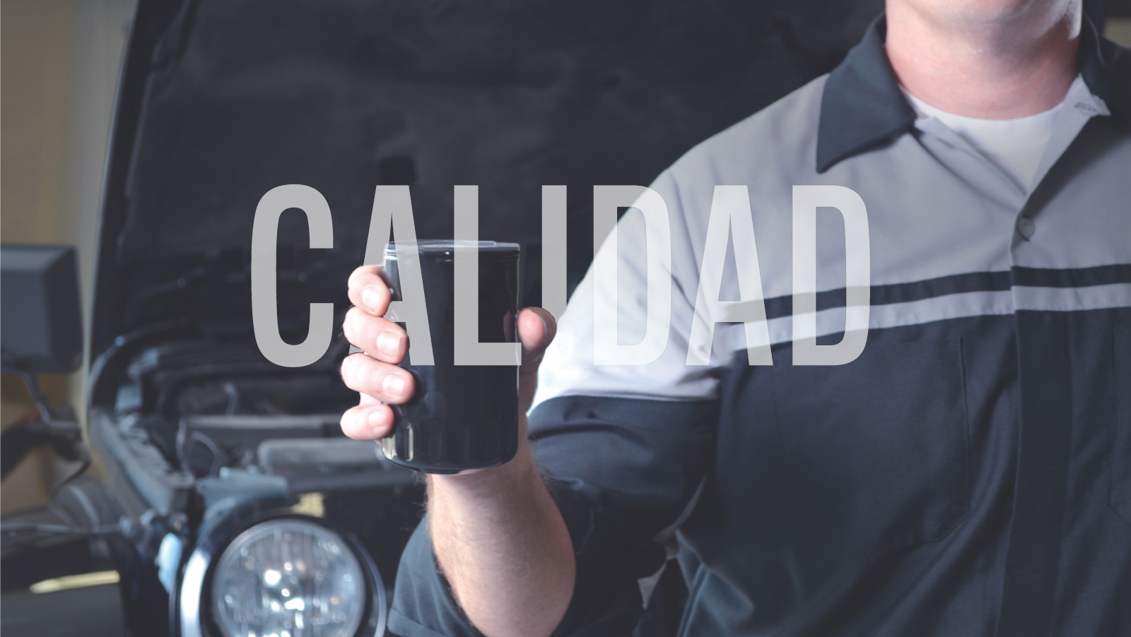 Un técnico sostiene un filtro de aceite Mopar delante de un Jeep, con la palabra "CALIDAD" en blanco sobre la imagen