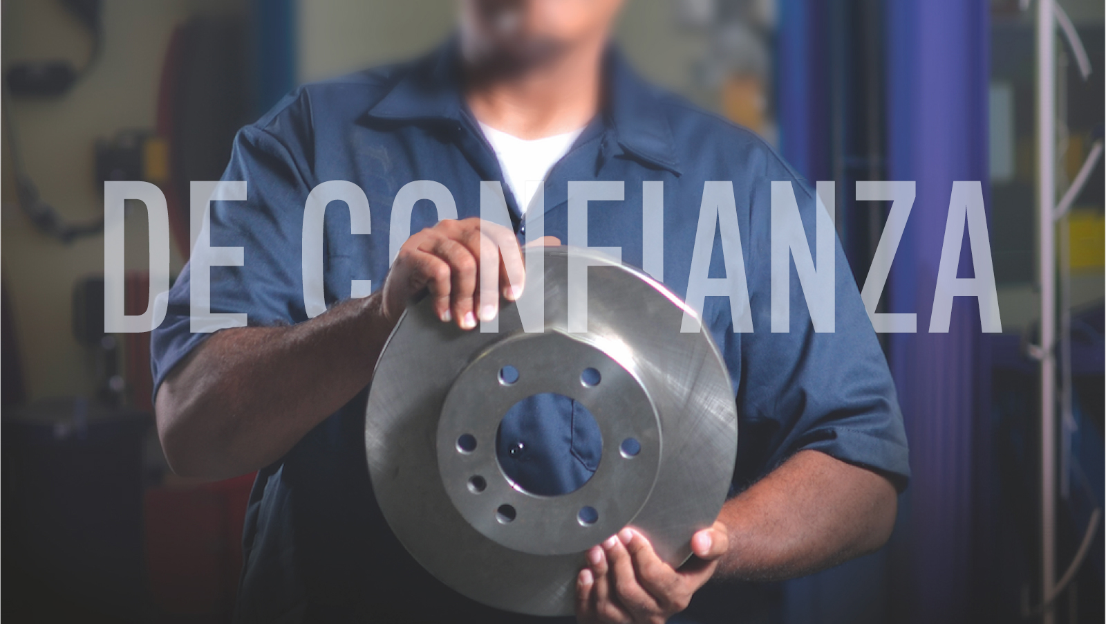 Un técnico sostiene un disco de freno Mopar, con la palabra "DE CONFIANZA" en blanco sobre la imagen
