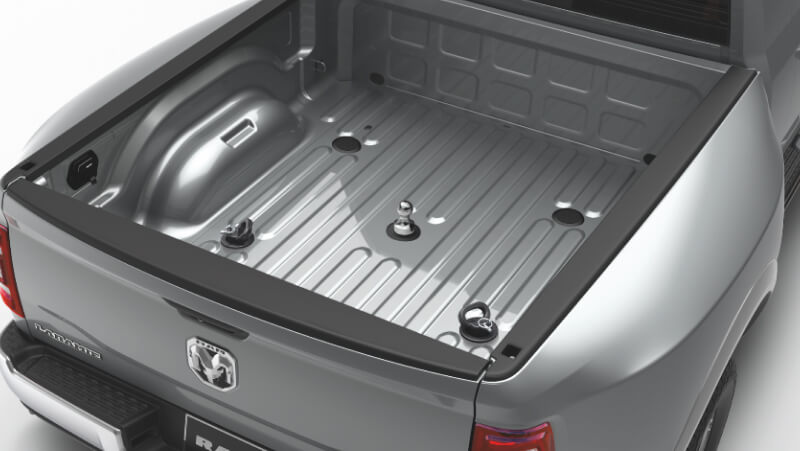 Primer plano del enganche cuello de cisne en el interior de la Ram 2500/3500 HD Laramie en color Billet Silver Metallic